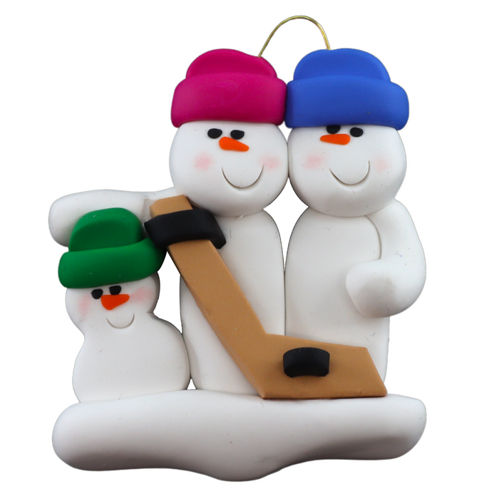 Family ornament with 3 white snowmen in bright hats, holding a hockey stick.