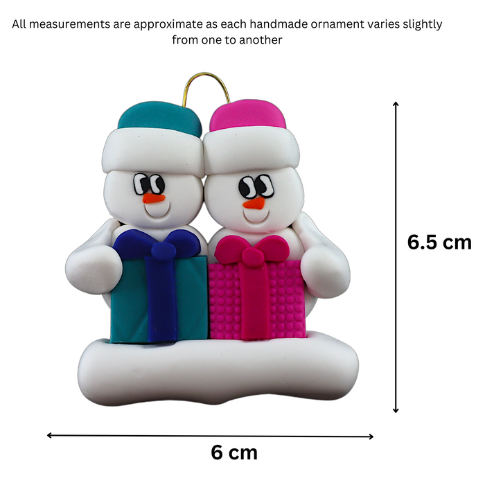 Family ornament with 2 white snowmen in colourful hats holding matching presents, graphed to show size (6x6.5cm).